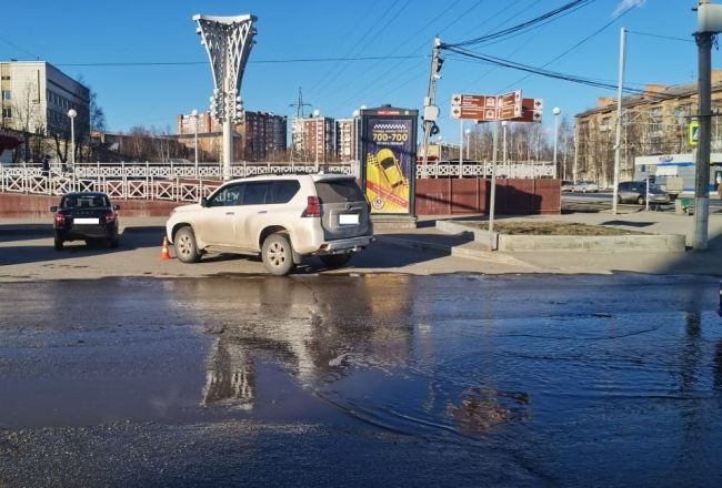 В Ухте водитель Land Cruiser сбил пожилую женщину, сдавая задним ходом
